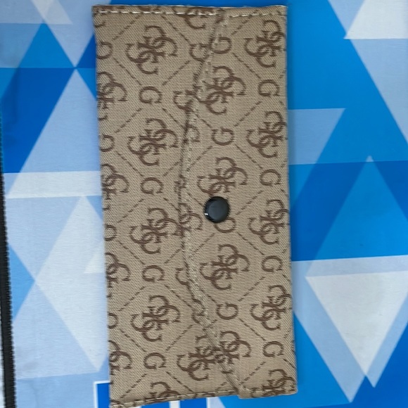 Guess Wallets - Picture 5 of 10